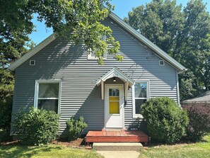 Exterior - Charming 3-bedroom Cottage with AC, WiFi in lovely Eureka (Eureka)