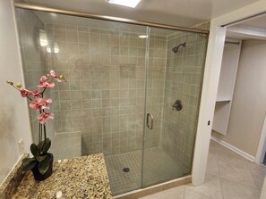 Shower, hair dryer, towels, shampoo - Beachside Retreat in Myrtle Beach with AC, WiFi
 (Myrtle Beach)