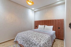 2 Schlafzimmer, Zimmersafe, Schreibtisch, Bügeleisen/Bügelbrett