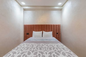 2 habitaciones, caja de seguridad en la habitación y escritorio 
