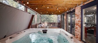 Bluebird Chalet - Swiss-style luxury w/hot tub