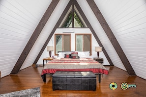 4 bedrooms, desk, free WiFi, bed sheets - Bluebird Chalet - Swiss-style luxury w/hot tub (Mount Jackson)