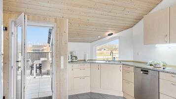 Køleskab, kogeplade, opvaskemaskine, kaffe-/temaskine