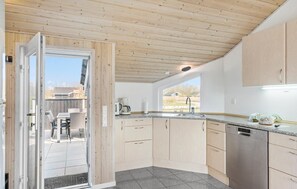 Kjøleskap, kokeplater, oppvaskmaskin og kaffetrakter/tekoker