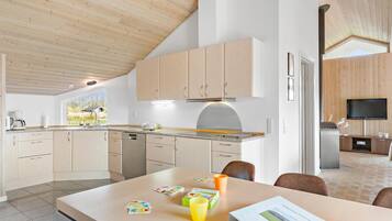 Køleskab, kogeplade, opvaskemaskine, kaffe-/temaskine