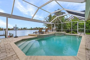 Een verwarmd zwembad