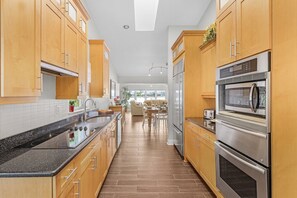 Fridge, microwave, oven, stovetop - Luxurious Villa, Water Views, Heated Pool and Spa - Villa Lakeside Lookout - Roelens (Cape Coral)