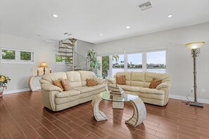 Smart TV - Luxurious Villa, Water Views, Heated Pool and Spa - Villa Lakeside Lookout - Roelens (Cape Coral)