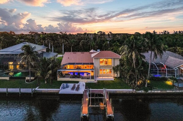 Exterior - Luxurious Villa, Water Views, Heated Pool and Spa - Villa Lakeside Lookout - Roelens (Cape Coral)