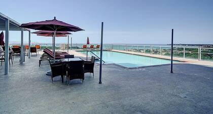 Breathtaking Direct Bay Views: 2/2.5 Condo includes Parking