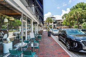 Outdoor dining - Breathtaking Direct Bay Views: 2/2.5 Condo includes Parking (Miami)