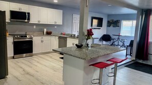 Réfrigérateur, four à micro-ondes, un four, surface de cuisson