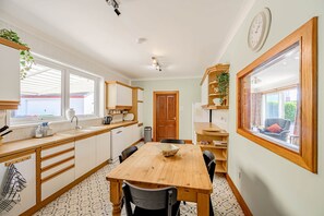 KylskÄp, mikrovÄgsugn, diskmaskin och barnstol