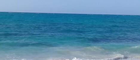 Chaises longues, serviettes de plage