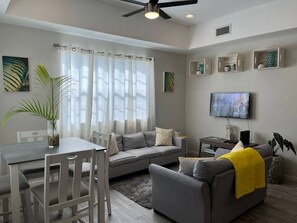 Smart TV - Coastal 4 bed/2 bath Townhouse Near Beach (Nassau)