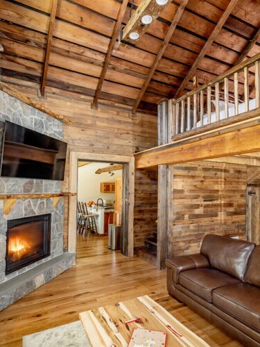 Fully Restored Barn ! The Alexander Ski Barn