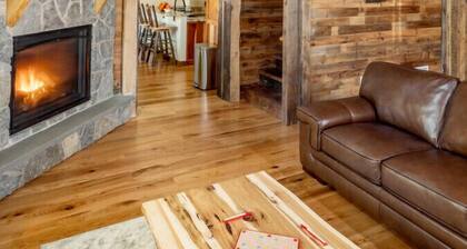 Fully Restored Barn ! The Alexander Ski Barn