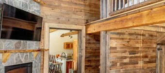 Fully Restored Barn ! The Alexander Ski Barn