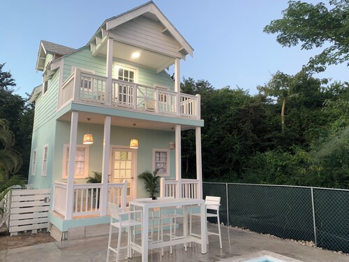 Charming 1-bedroom cottage with AC and WiFi in Nassau
