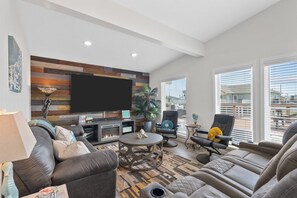 Smart TV, fireplace