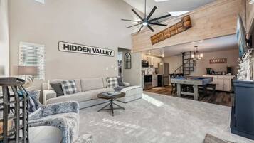 Smart-tv, een open haard en een kantoor