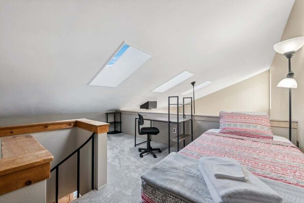 3 quartos, ferros/tábuas de passar roupa, berço de viagem