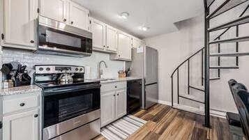 Refrigerador, microondas, horno, placa de cocina