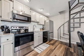 Een koelkast, een microgolfoven, een oven, een kookplaat