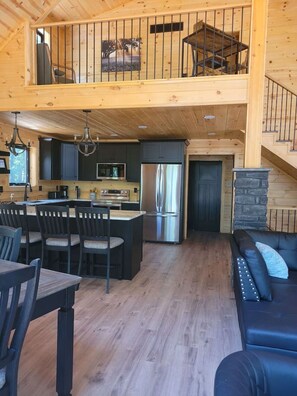 Tv, eldstad, bordsfotboll och ett bordtennisbord