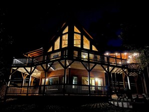 Exterior - Time for family! Porch fireplace, firepit, WIFI, pool table, pet friendly! (Blue Ridge)