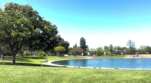 Familie huis, patio, aan het meer | 3 slaapkamers, een bureau, een laptopwerkplek, verduisterende gordijnen