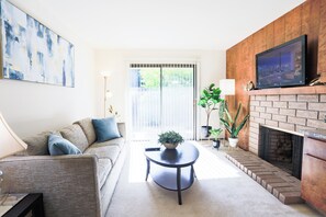 3 habitaciones, escritorio y espacio para trabajar con laptop 