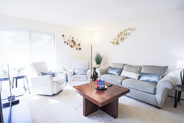 Familie huis, patio, aan het meer | Woonruimte | Een flatscreentelevisie en een computerscherm