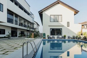 2 piscines a l'aire lliure (horari: 07:00-21:00), para-sols i gandules 