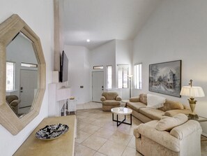 Smart TV y chimenea 