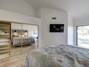 2 bedrooms, desk, iron/ironing board, WiFi