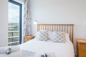 4 bedrooms, iron/ironing board, Internet