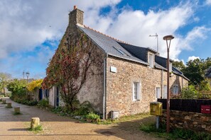 Exterior - Holiday Home 'Devant Le Château De Suscinio' with Private Terrace, Private Garden and Wi-Fi (Sarzeau)