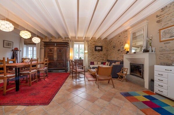 TV, fireplace, DVD player