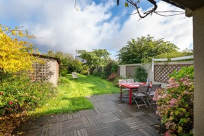 Outdoor dining - Holiday Home 'Devant Le Château De Suscinio' with Private Terrace, Private Garden and Wi-Fi (Sarzeau)