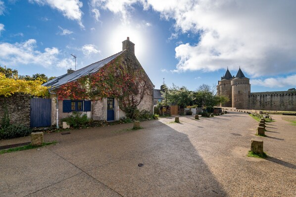 Exterior - Holiday Home 'Devant Le Château De Suscinio' with Private Terrace, Private Garden and Wi-Fi (Sarzeau)