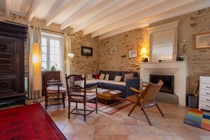 TV, fireplace, DVD player