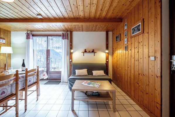 TV - Apartment 'Chardonneret' with Mountain View, Shared Terrace and Wi-Fi (La Giettaz)