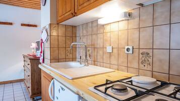 Køleskab, mikrobølgeovn, ovn, kogeplade