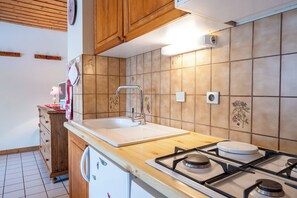 Fridge, microwave, oven, stovetop - Apartment 'Chardonneret' with Mountain View, Shared Terrace and Wi-Fi (La Giettaz)