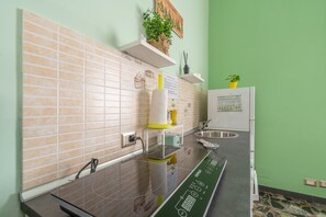 Réfrigérateur, four, plaque de cuisson, cafetière/bouilloire