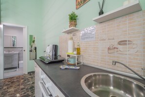 Réfrigérateur, four, plaque de cuisson, cafetière/bouilloire