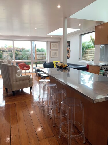 High spec villa in sought after heritage central suburb. Pet friendly  