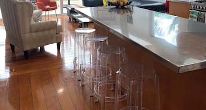 High spec villa in sought after heritage central suburb. Pet friendly