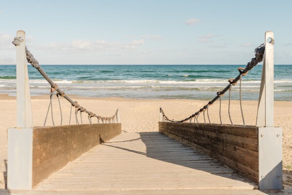 Una spiaggia nelle vicinanze